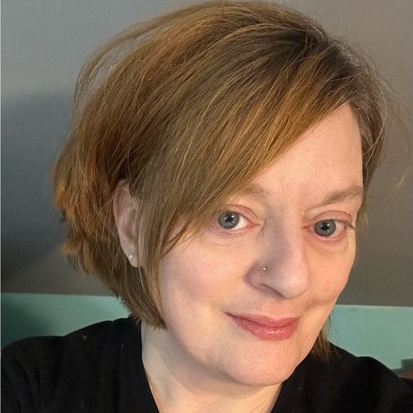 Meet your Posher Ambassador Beth Anne - Picture 2 of 7